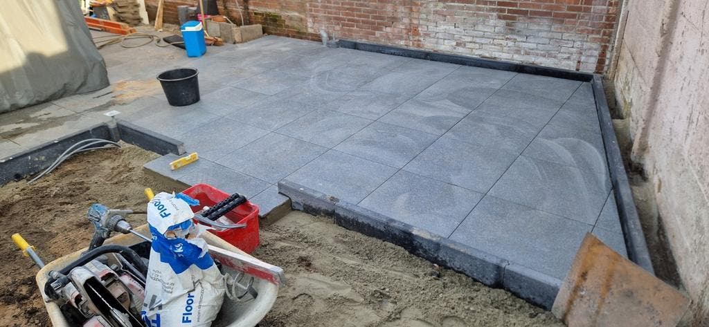 Keramische tegels, foto van Oprins Tuinprojecten